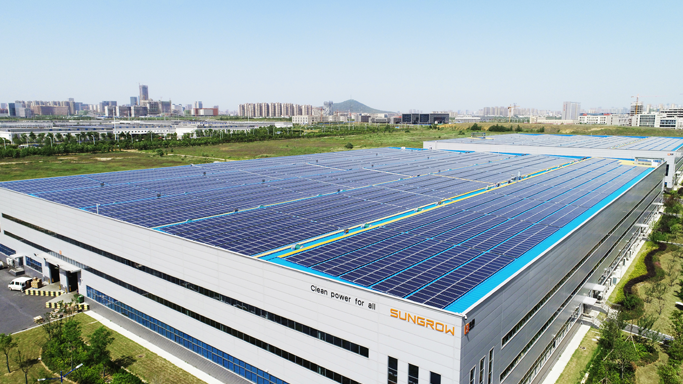 阳光电源2020年加入RE100倡议，承诺2028年全球范围内生产运营用电100%绿色电力覆盖。依托自持新能源电站、安装工厂屋面光伏、参与绿证交易等多种方式，2025年绿电使用比例提升为79%。